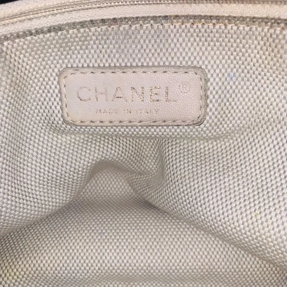 Chanel Black Quilted Leather Shoulder Bag - Picture 6 of 16